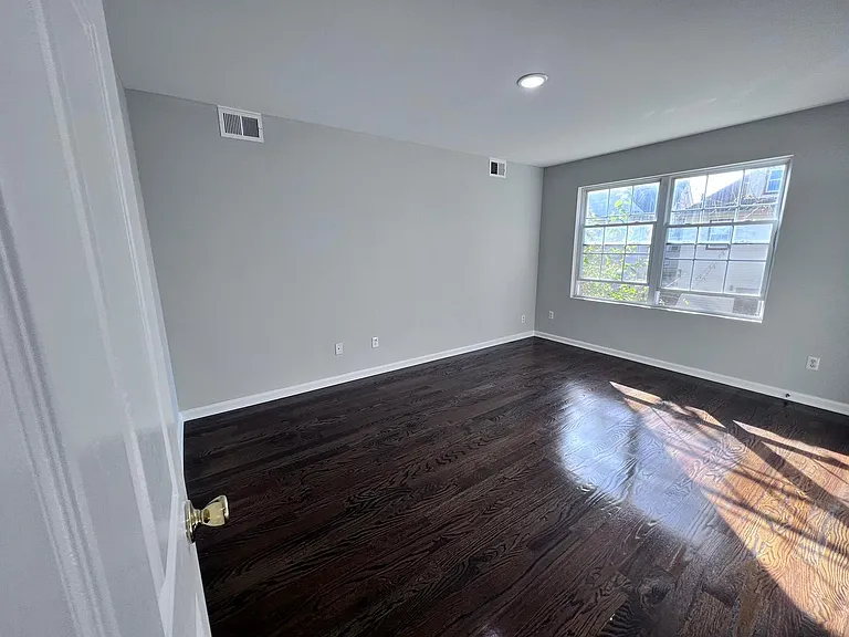 629 Roosevelt Ave #FF — Photo 19