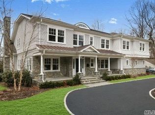 30 Hemlock Dr, Roslyn, NY 11576