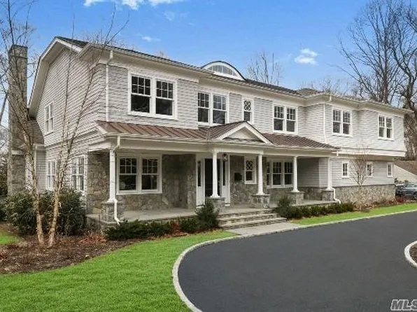 30 Hemlock Dr, Roslyn, NY 11576