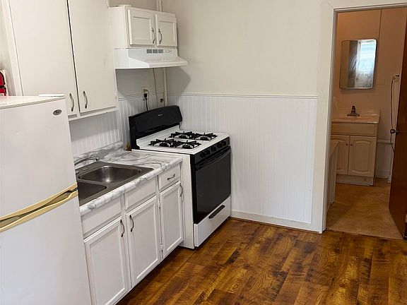 5th image of 2600 Broadway St