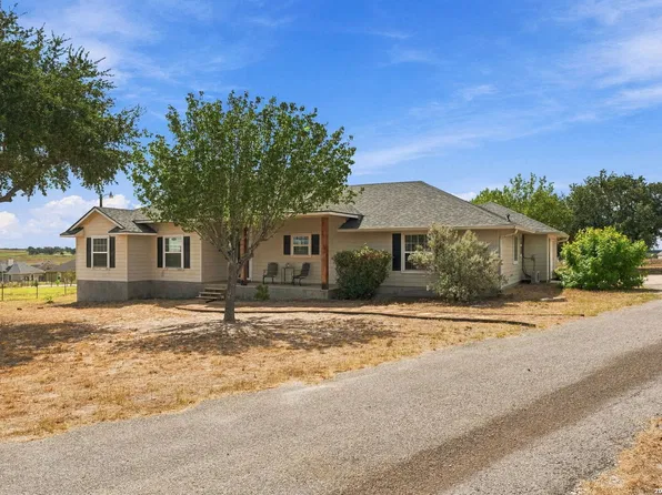 418 Clover Ln, La Vernia, TX 78121