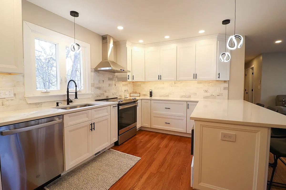 3 bed, 2.0 bath, 1024 sqft, $2,995 — Photo 2