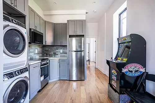 216 Madison St #1F Photo 1