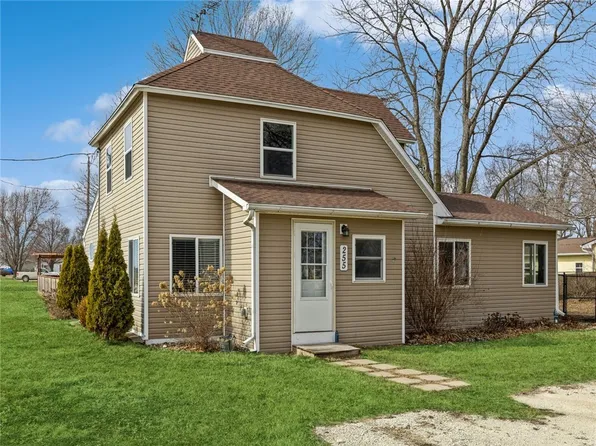 255 SW Locust Ave, Earlham, IA 50072