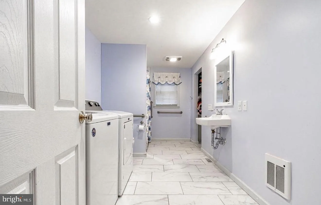 3 bed, 1.0 bath, 1716 sqft, $2,250 — Photo 4