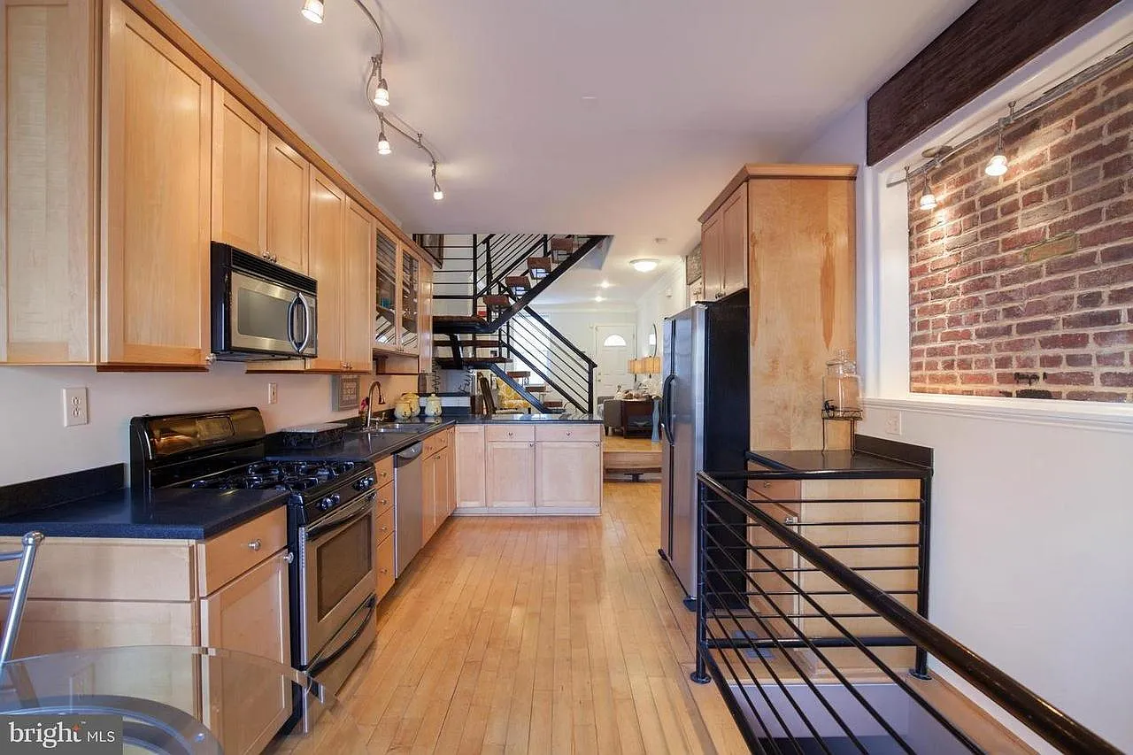 4 bed, 2.5 bath, 2900 sqft, $850 — Photo 1