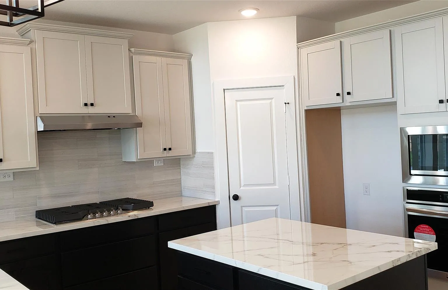 5 bed, 4.0 bath, 2650 sqft, $3,200 — Photo 3