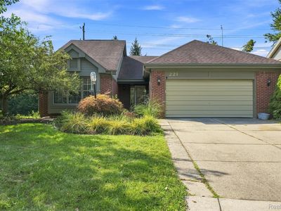 221 Sandalwood Dr, Rochester Hills, MI, 48307