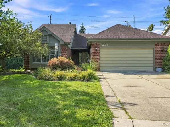 221 Sandalwood Dr, Rochester Hills, MI 48307