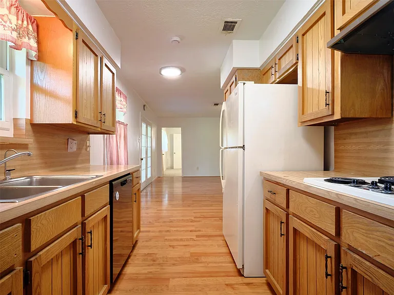 1018 Shawnee St — Photo 10