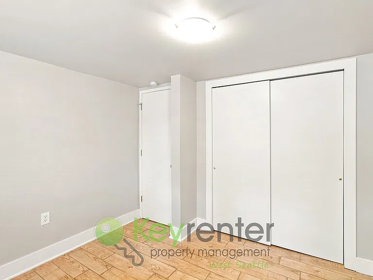215-221 E Louisa St — Photo 10