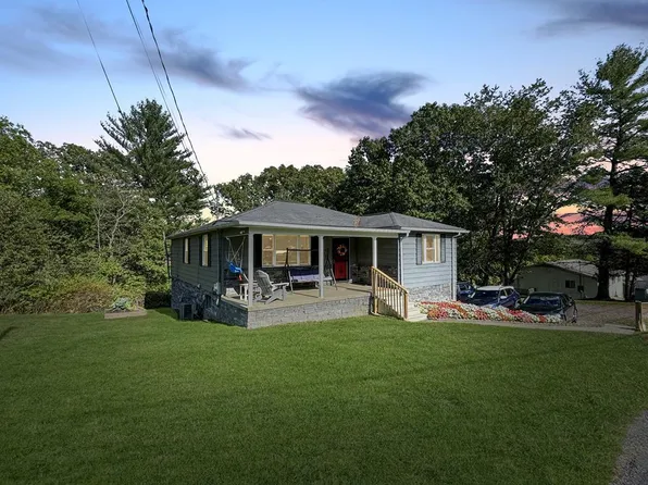 212 Willis Ave, Crab Orchard, WV 25827