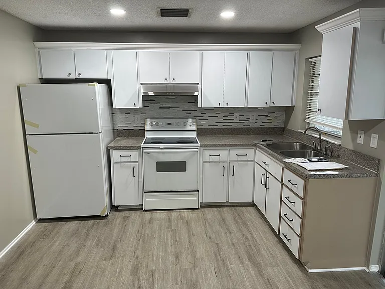 3327 Vidal St — Photo 2