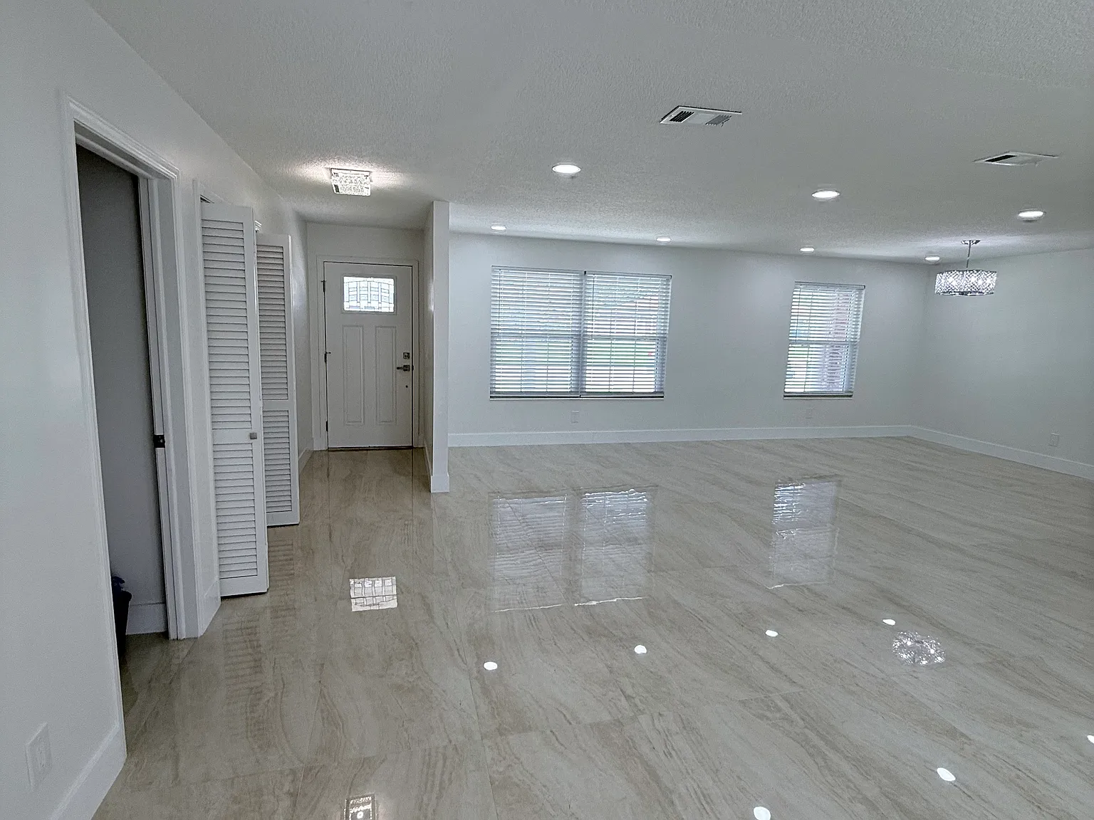 4 bed, 2425 sqft, $2,900 — Photo 3