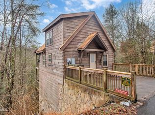 561 Galloway Ln, Gatlinburg, TN 37738
