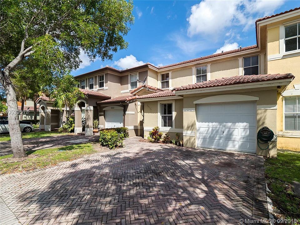 Front View Home with 1 covered garage car
