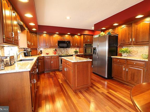 4th image of 11116 Parkwood Dr