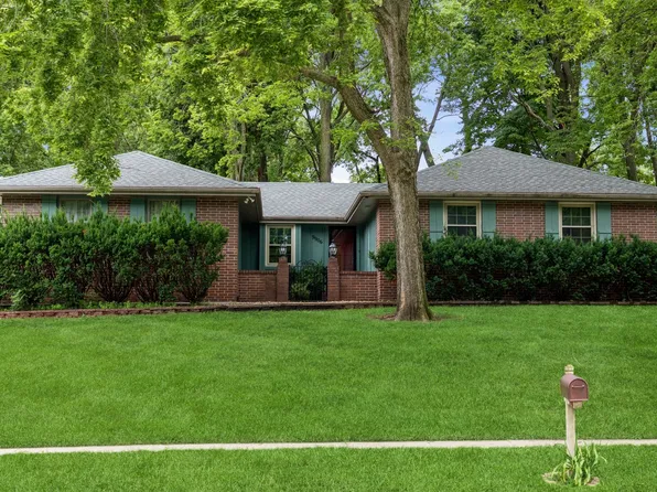 9906 Lincoln Ave, Clive, IA 50325