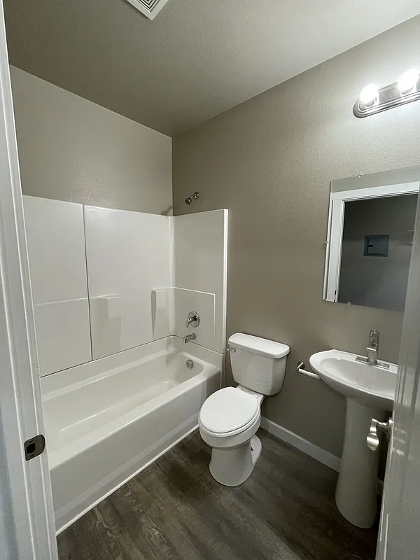 Studio, 1.0 bath, 500 sqft, $700 — Photo 3