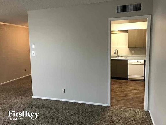 4th image of 4816 Elmhurst Ln