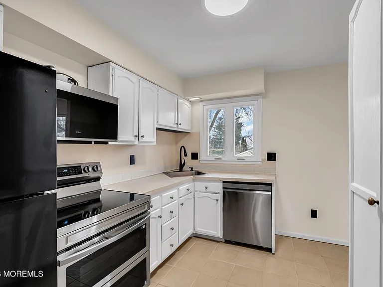 613 Champlain St — Photo 7