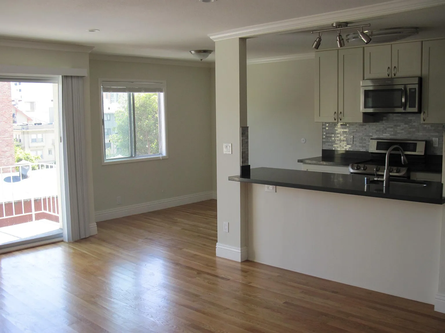 Extra large two bedroom two bath great location — Photo 2