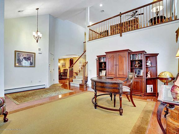 2nd image of 14 Holly Ct