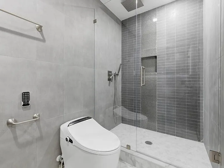 2210 NE 3rd Ave — Photo 34