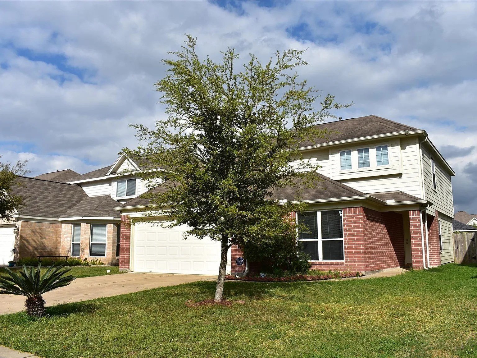 4 bed, 2.5 bath, 2460 sqft, $2,100 — Photo 2