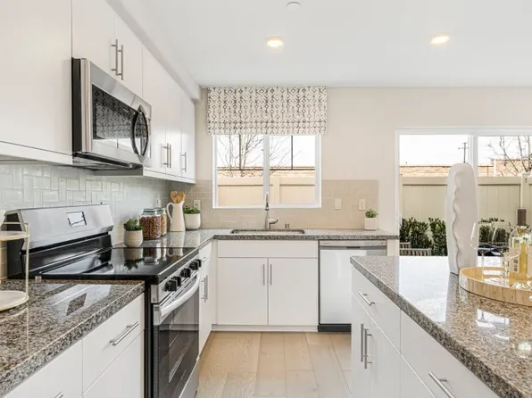 7482 Fig Grove Ln, Riverside, CA 92507