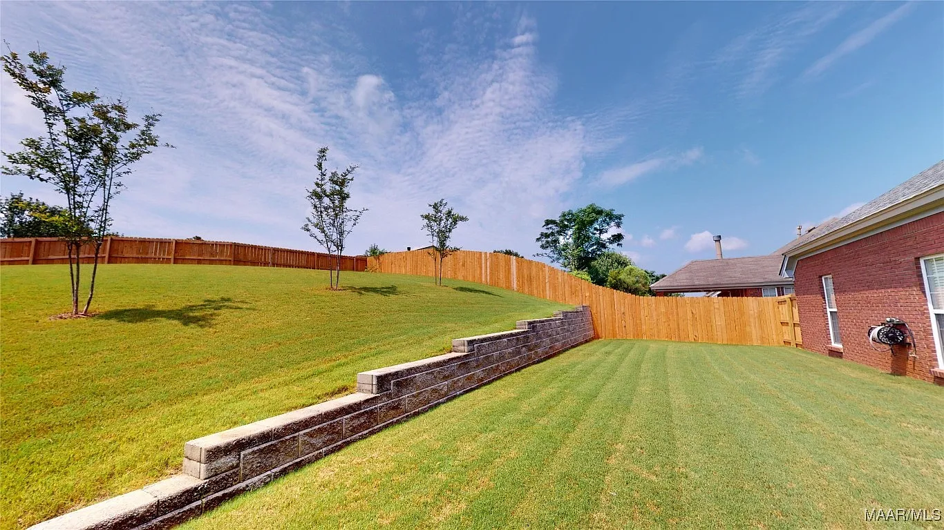 4 bed, 2.0 bath, 2110 sqft, $2,100 — Photo 4
