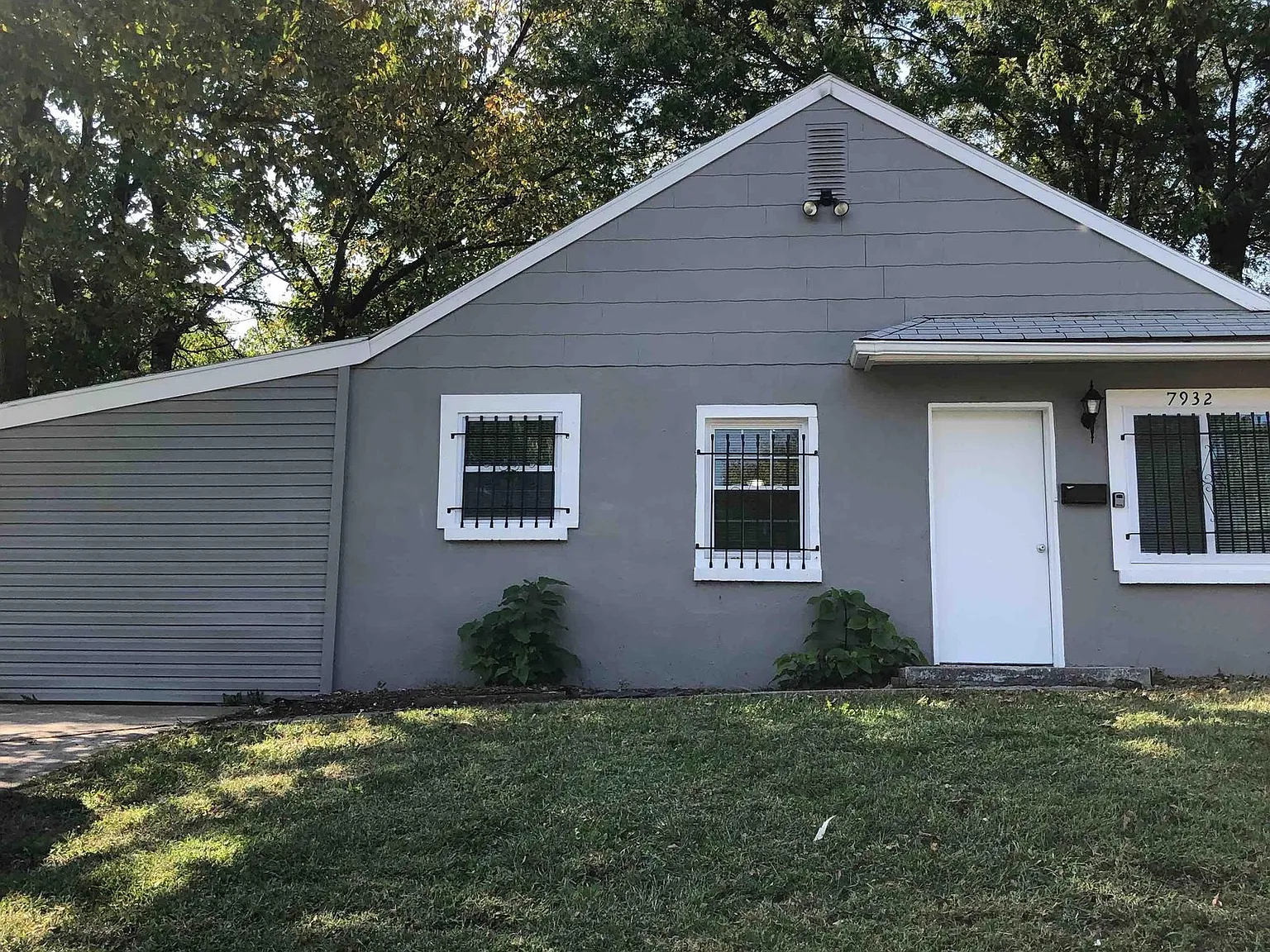 2 bed, 1.0 bath, 1118 sqft, $1,172 — Photo 1