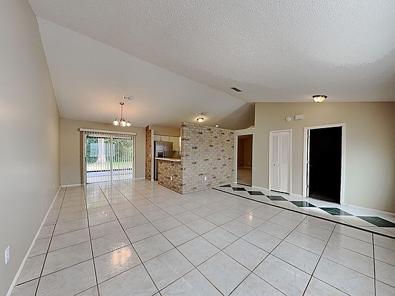 4th image of 2242 E Union Cir