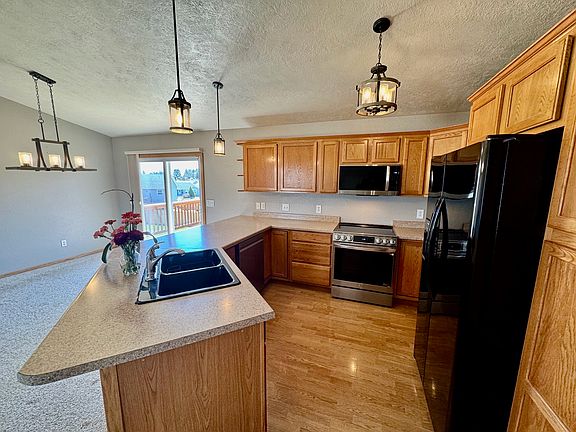 5th image of 7185 Castlewood Dr