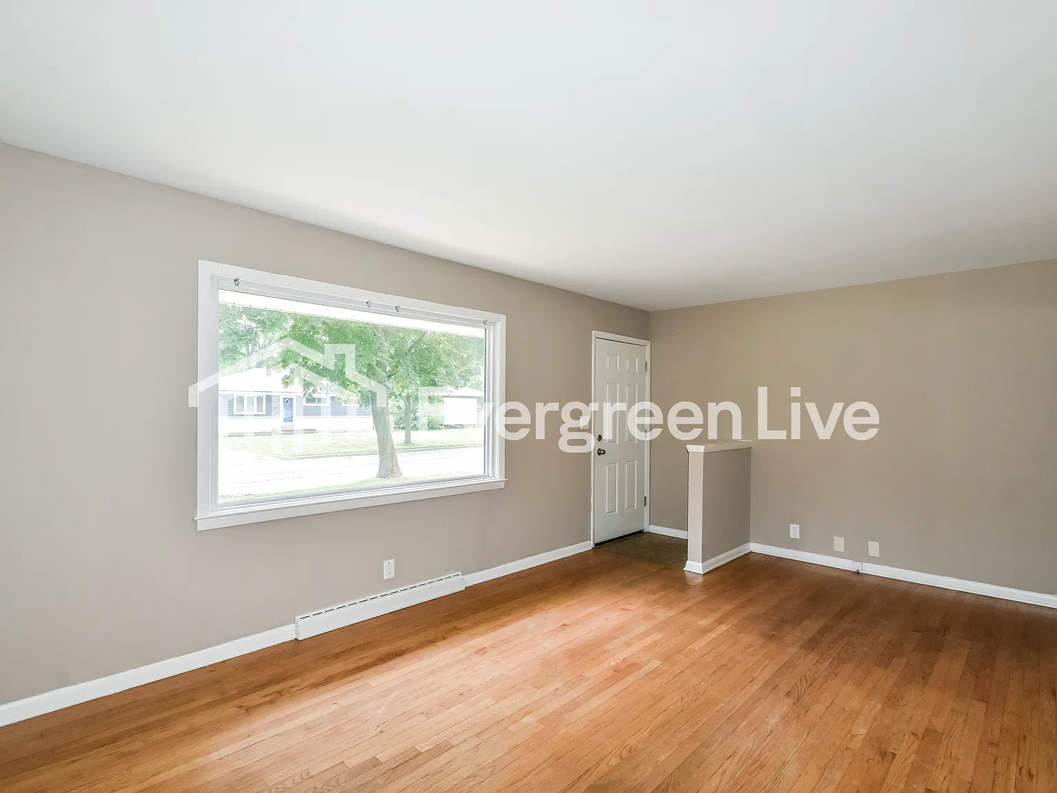 3 bed, 1.0 bath, 1019 sqft, $1,645 — Photo 4