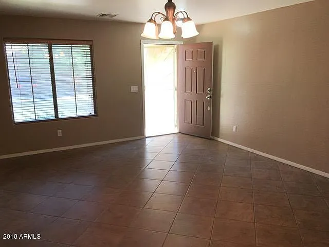 4 bed, 2.5 bath, 2283 sqft, $2,495 — Photo 4