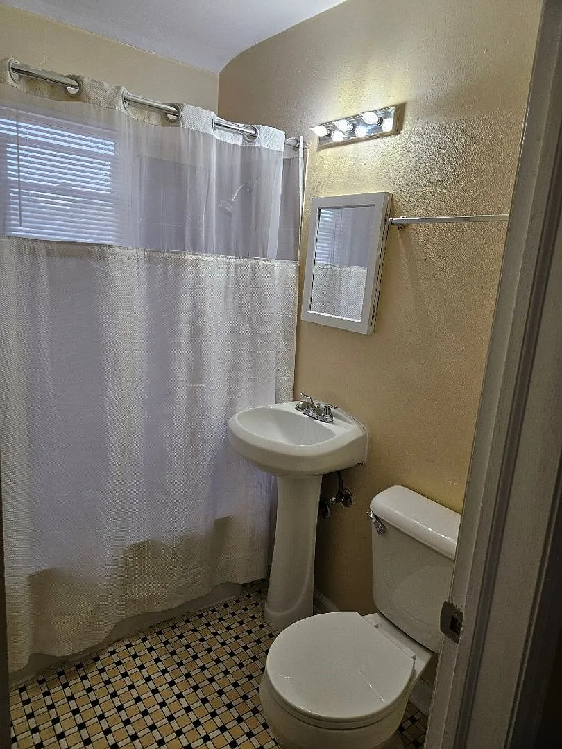 4522 North Teutonia Avenue — Photo 4