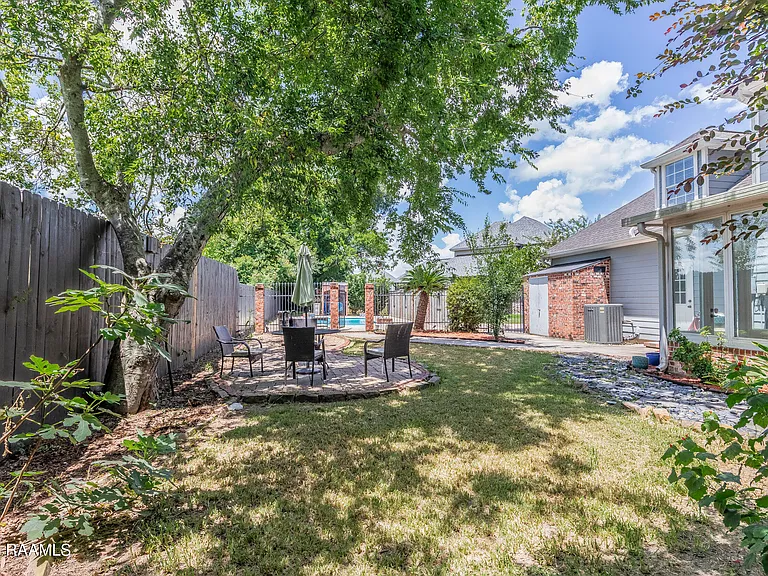 300 Oak Hollow Dr — Photo 45