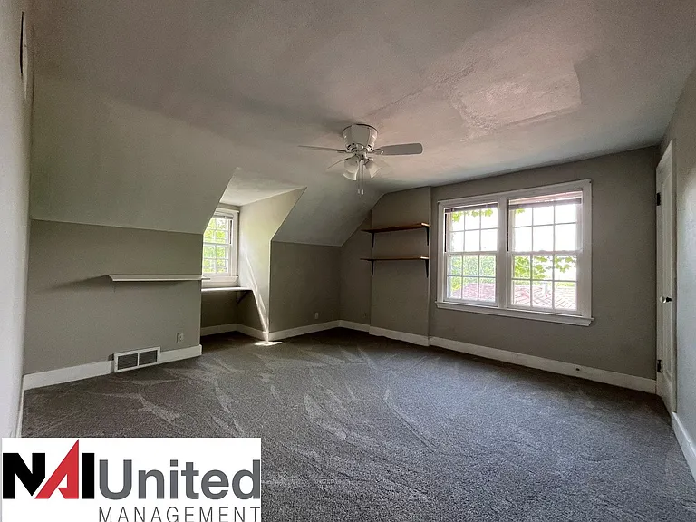 2814 Summit St — Photo 9