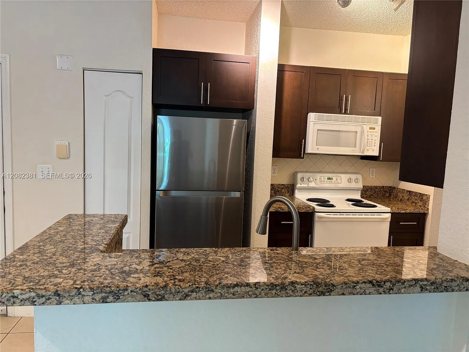 Valencia Condo — Photo 2