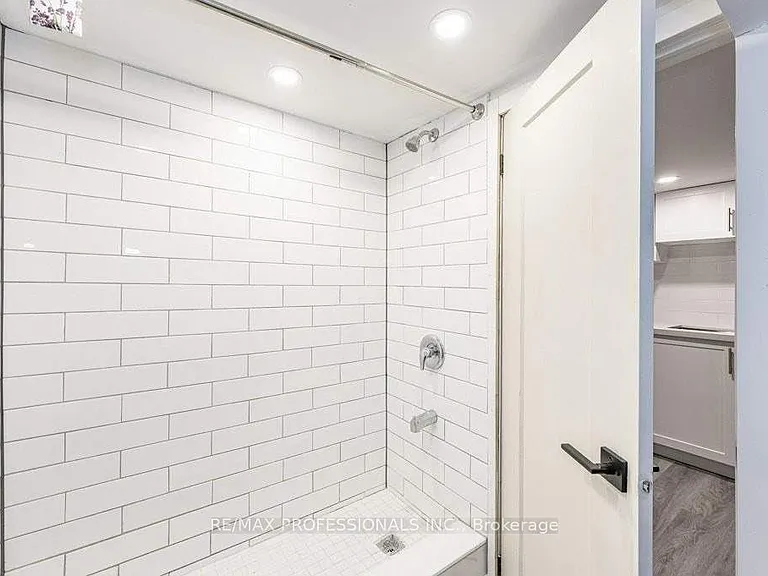 15 Wexford Ave N #LOWER — Photo 10