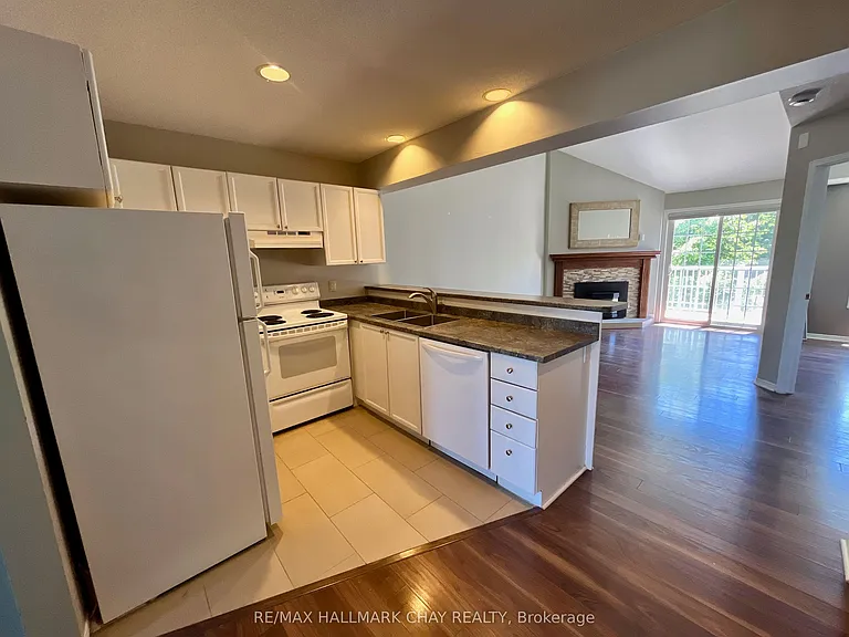 162 Settlers Way #16 — Photo 4