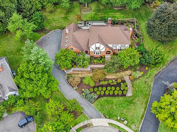 3rd image of 20 Hawthorne Ct