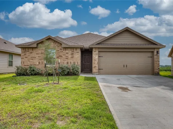 138 Donegal St, Sinton, TX 78387