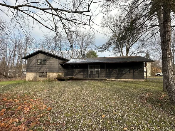 8003 Chatham Dr, Manlius, NY 13104
