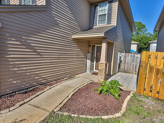 3rd image of 815 Sugar Plum Ln