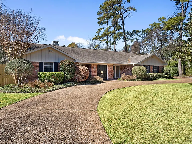 365 Piney Point Rd — Photo 2