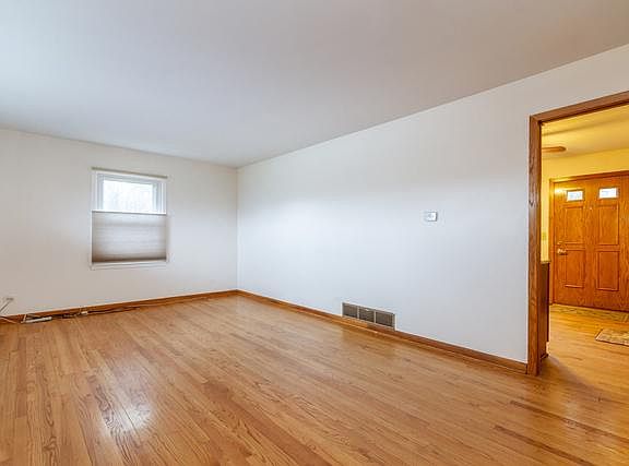 4th image of 244 Dewey Ave