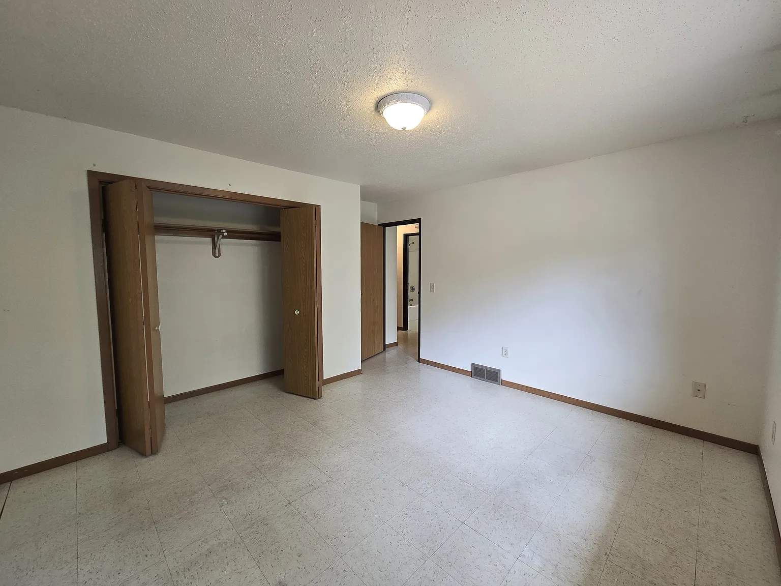 6 bed, $1,575 — Photo 4