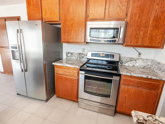 4th image of 2710 Glen Amador Ct